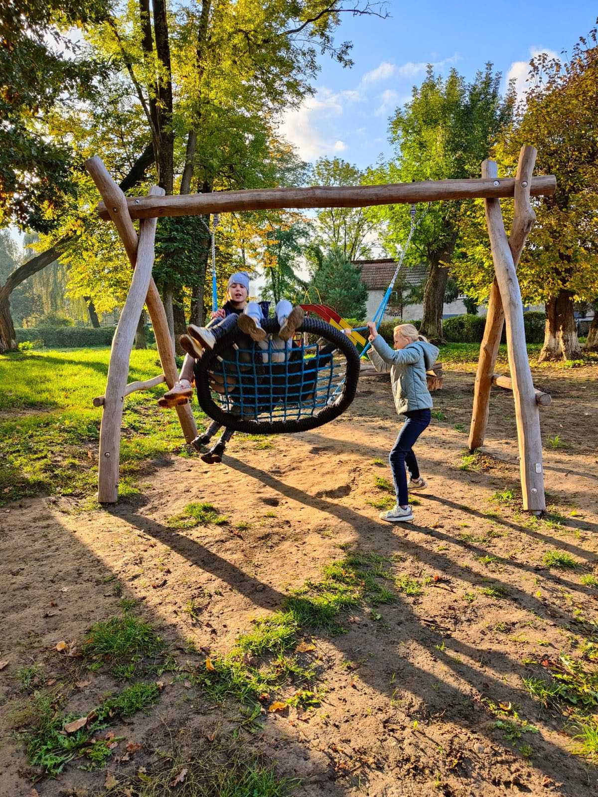 Kinder spielen auf einer Schaukel im Park