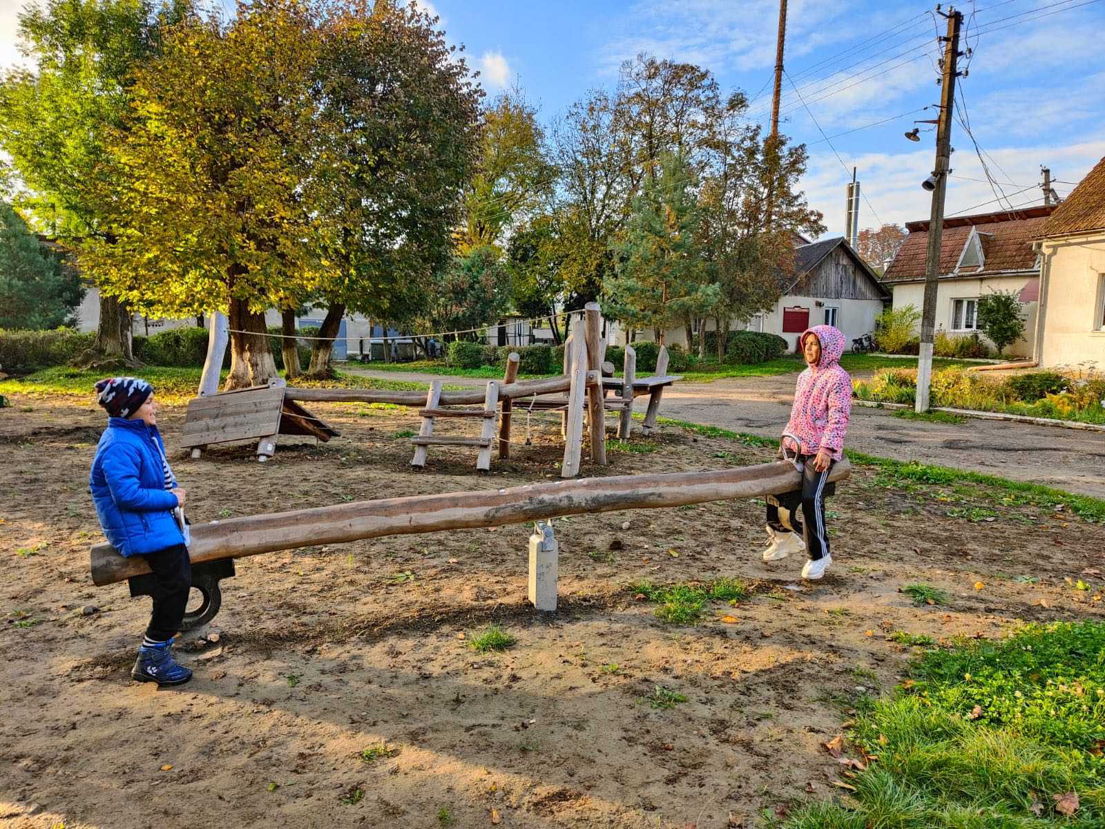 Kinder spielen auf einer Wippe im Park